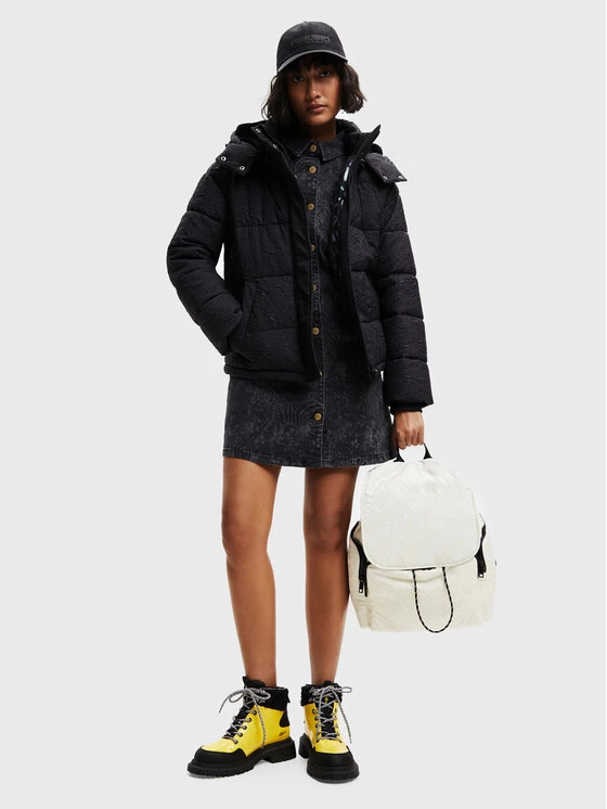 Desigual Γυναίκες Χειμωνιάτικα Μπουφάν Μπουφάν πουπουλένιο Estocolmo 22WWEW18 Μαύρο Regular Fit 4 Desigual Γυναίκες Χειμωνιάτικα Μπουφάν Μπουφάν πουπουλένιο Estocolmo 22WWEW18 Μαύρο Regular Fit - Image 2