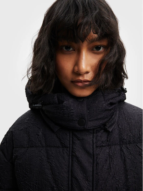 Desigual Γυναίκες Χειμωνιάτικα Μπουφάν Μπουφάν πουπουλένιο Estocolmo 22WWEW18 Μαύρο Regular Fit 6 Desigual Γυναίκες Χειμωνιάτικα Μπουφάν Μπουφάν πουπουλένιο Estocolmo 22WWEW18 Μαύρο Regular Fit - Image 4