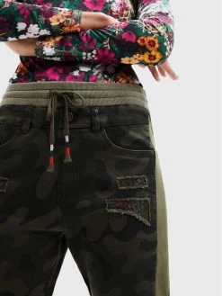 Desigual Γυναίκες Υφασμάτινα Παντελόνια Παντελόνι υφασμάτινο Camo 22WWPN13 Χακί Jogger Fit -Εξοδος Desigual Κατάστημα unnamed file 559